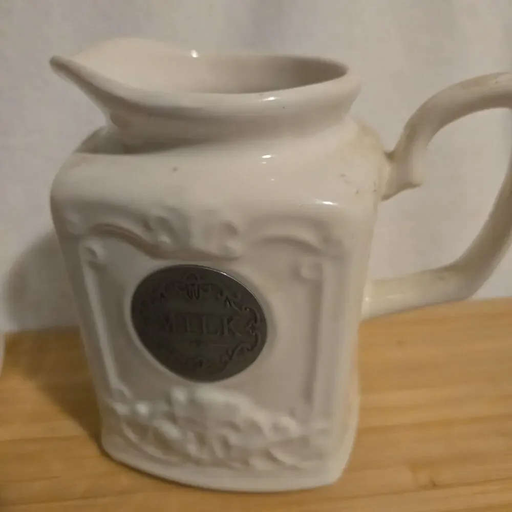 THL Ceramic White Creamer & Sugar Set Glossy Finish Lid Included Handles